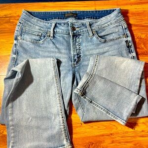 SILVER JEANS WOMENS SIZE W31/L31. Light wash. Like new condition!!!